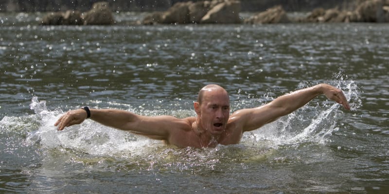 Vladimir Putin se nechal vyfotit při plavání. (Rok 2009)