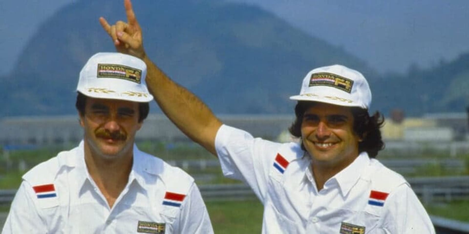 Na Nigelu Mansellovi (vlevo) také Piquet nenechával nit suchou a paroháč na fotce byl opravdu tím nejmenším hříchem.