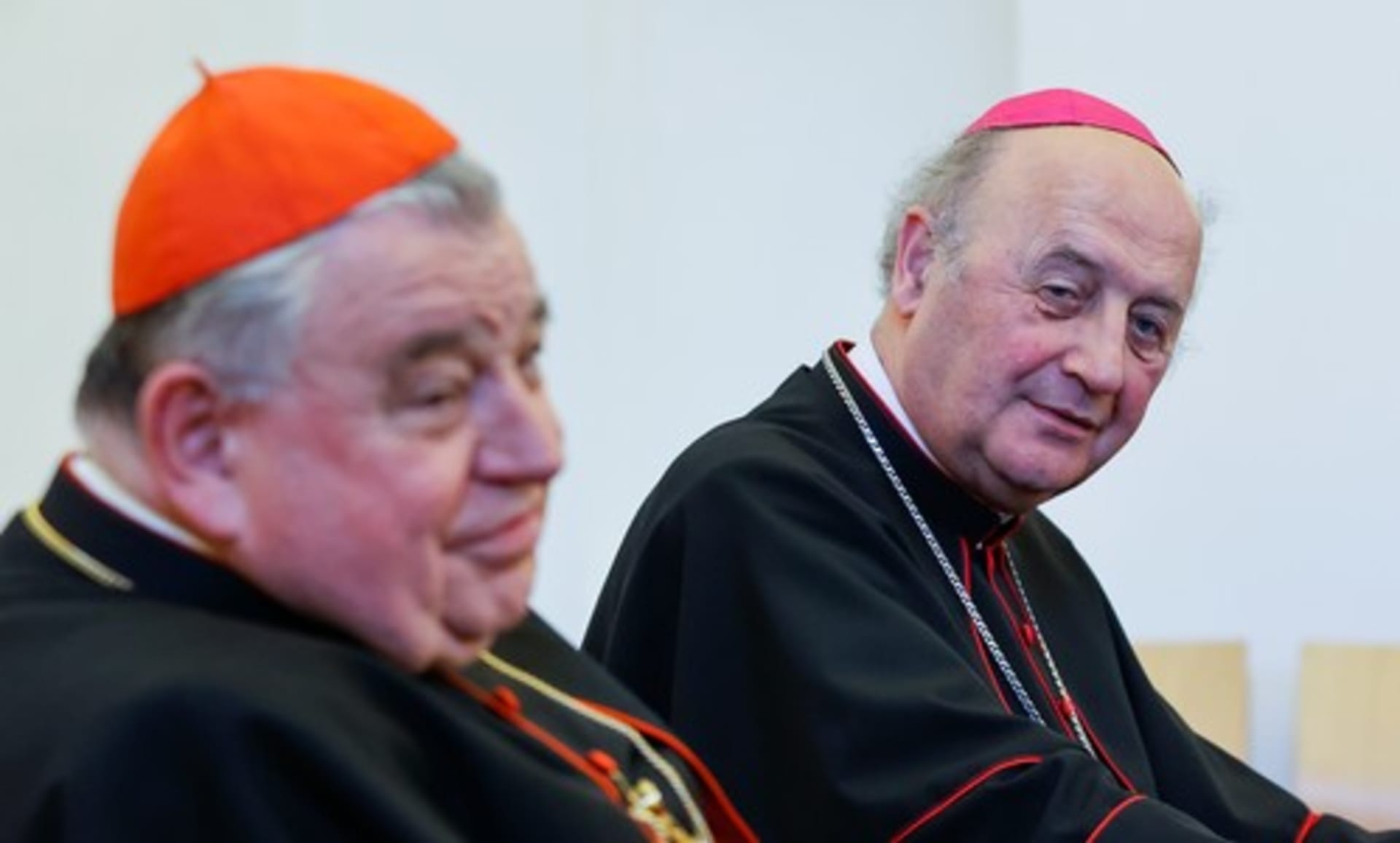 Nový pražský arcibiskup Jan Graubner (vpravo) a jeho předchůdce Dominik Duka. 
