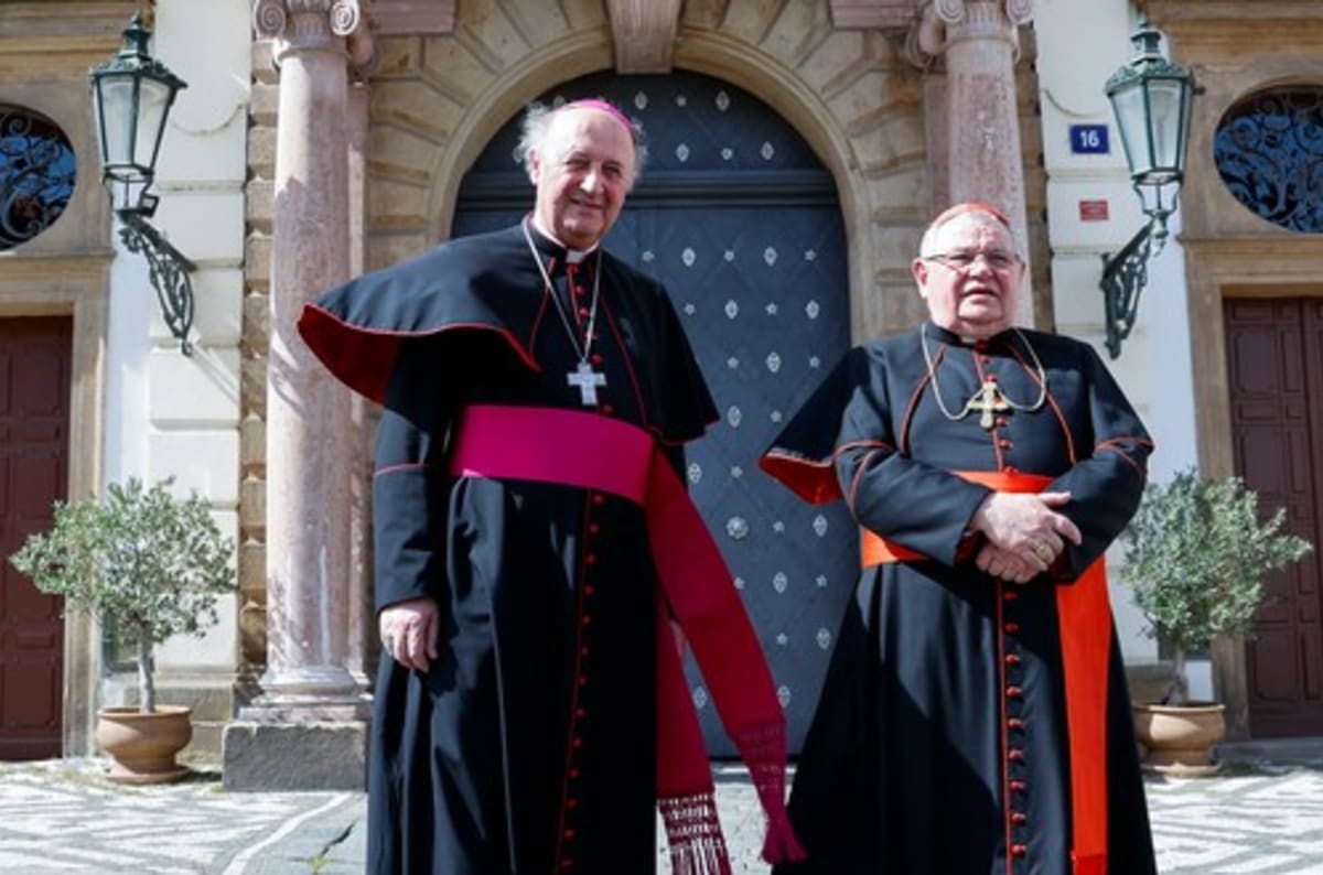 Nový pražský arcibiskup Jan Graubner (vlevo) a jeho předchůdce Dominik Duka. 