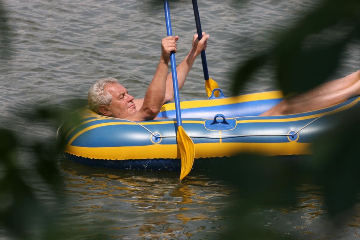 Mezi pravidelné rituály Miloše Zemana je vyjížďka v člunu na rybníce v Novém Veselí na Vysočině.