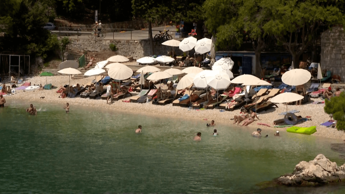 Pláž plná lidí v Chorvatsku