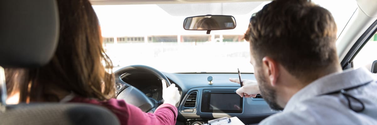Řidičák už od 17 let. Mladí by mohli jezdit „pod dohledem“, co na to dopravní experti?