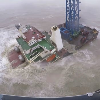 Záběry z vrtulníku na potápějící se loď v Jihočínském moři