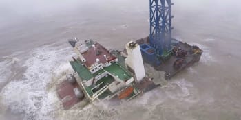 Tajfun v Jihočínském moři poslal loď ke dnu. Pohřešuje se přes třicet lidí