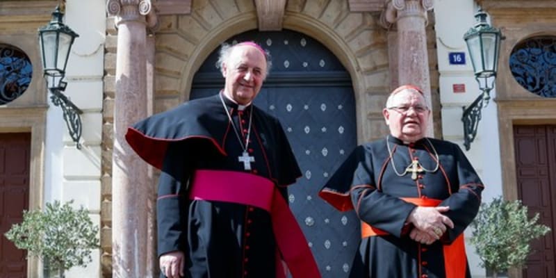 Nový pražský arcibiskup Jan Graubner (vlevo) a jeho předchůdce Dominik Duka. 