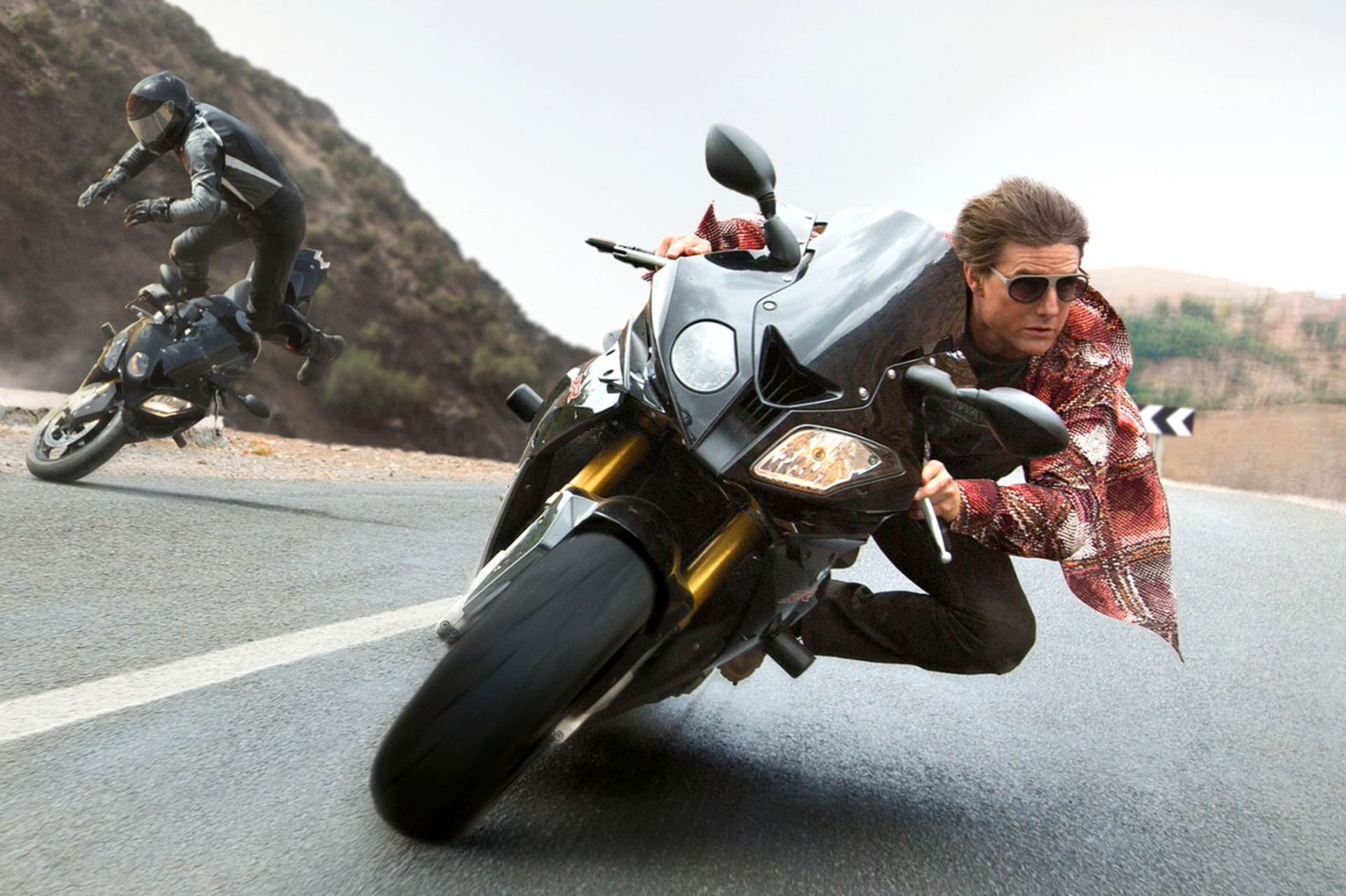 Tom Cruise je milovníkem motorek, které ho v řadě rolí pravidelně doprovázejí. Zde scéna z Mission: Impossible – Národ grázlů (2015)