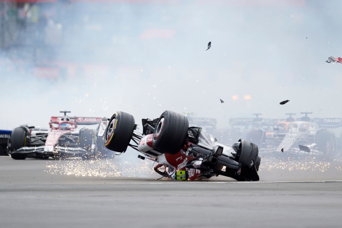 Děsivé obrázky z nehody, která v nedělní Grand Prix Velké Británie potkala Číňana Čoua.