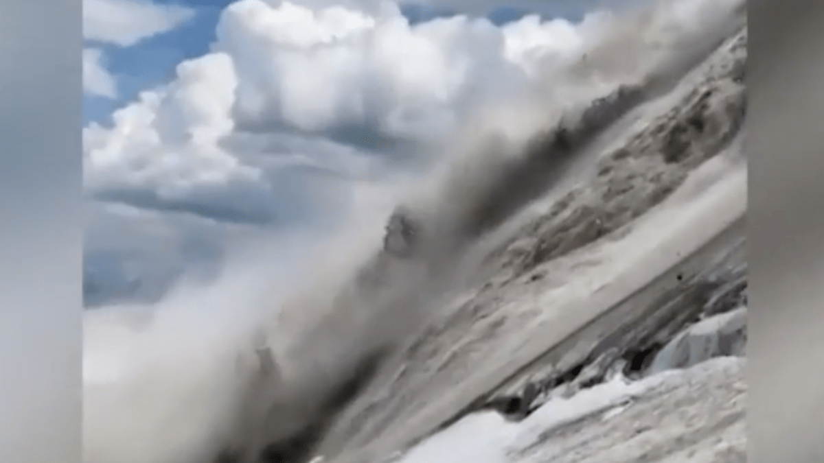 V italských Alpách se uvolnil ledovec, nejméně osm lidí zahynulo.