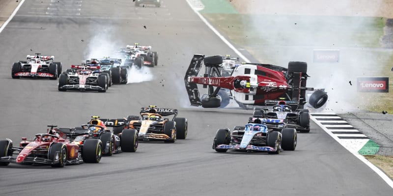 Děsivé obrázky z nehody, která v nedělní Grand Prix Velké Británie potkala Číňana Čoua.