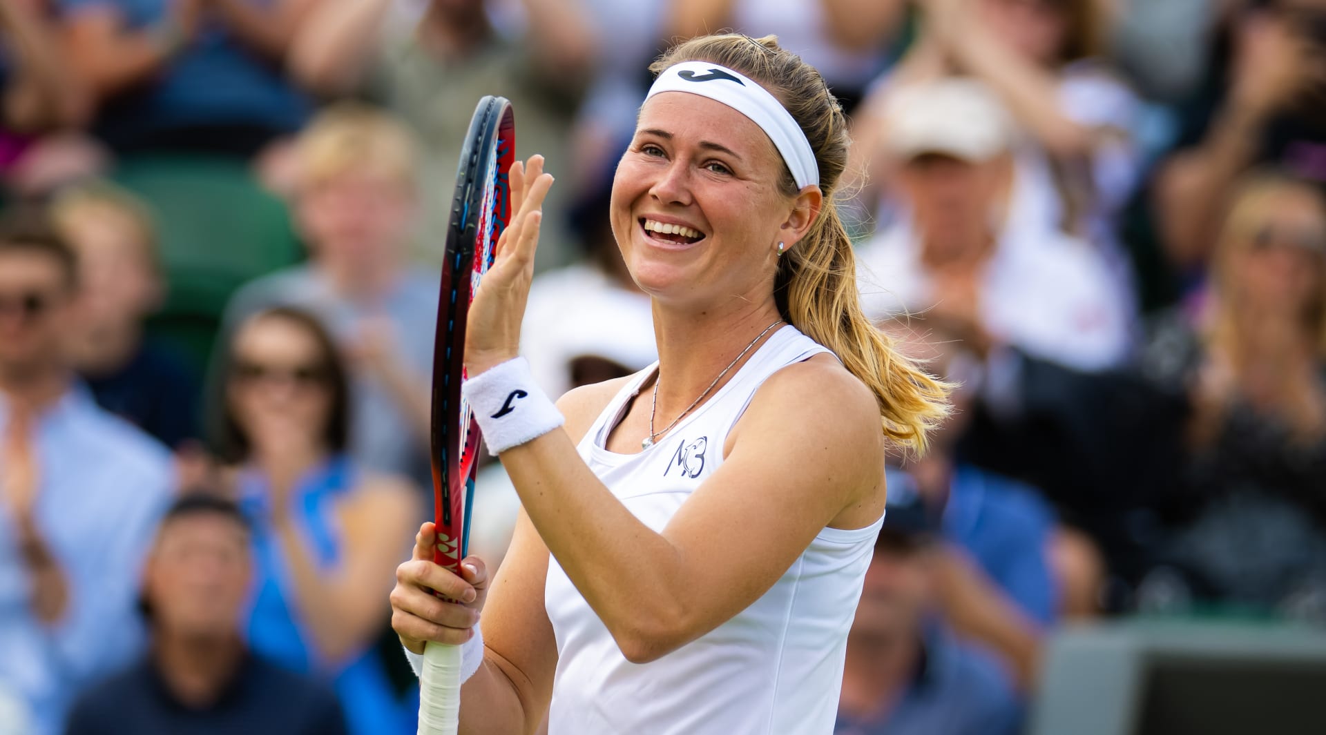 Šťastná Marie Bouzková po životním postupu do čtvrtfinále Wimbledonu.