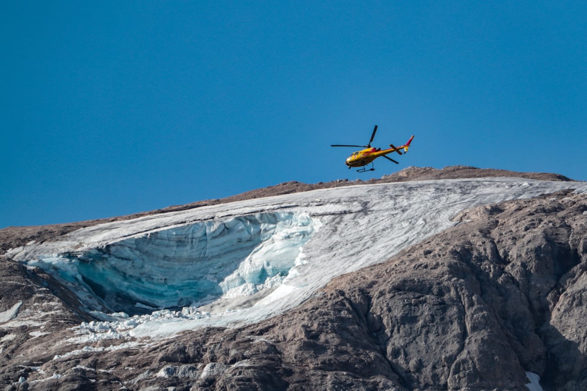 V blízkosti vrcholu hory Marmolada v italských Alpách se 3. července uvolnil obrovský kus ledovce.