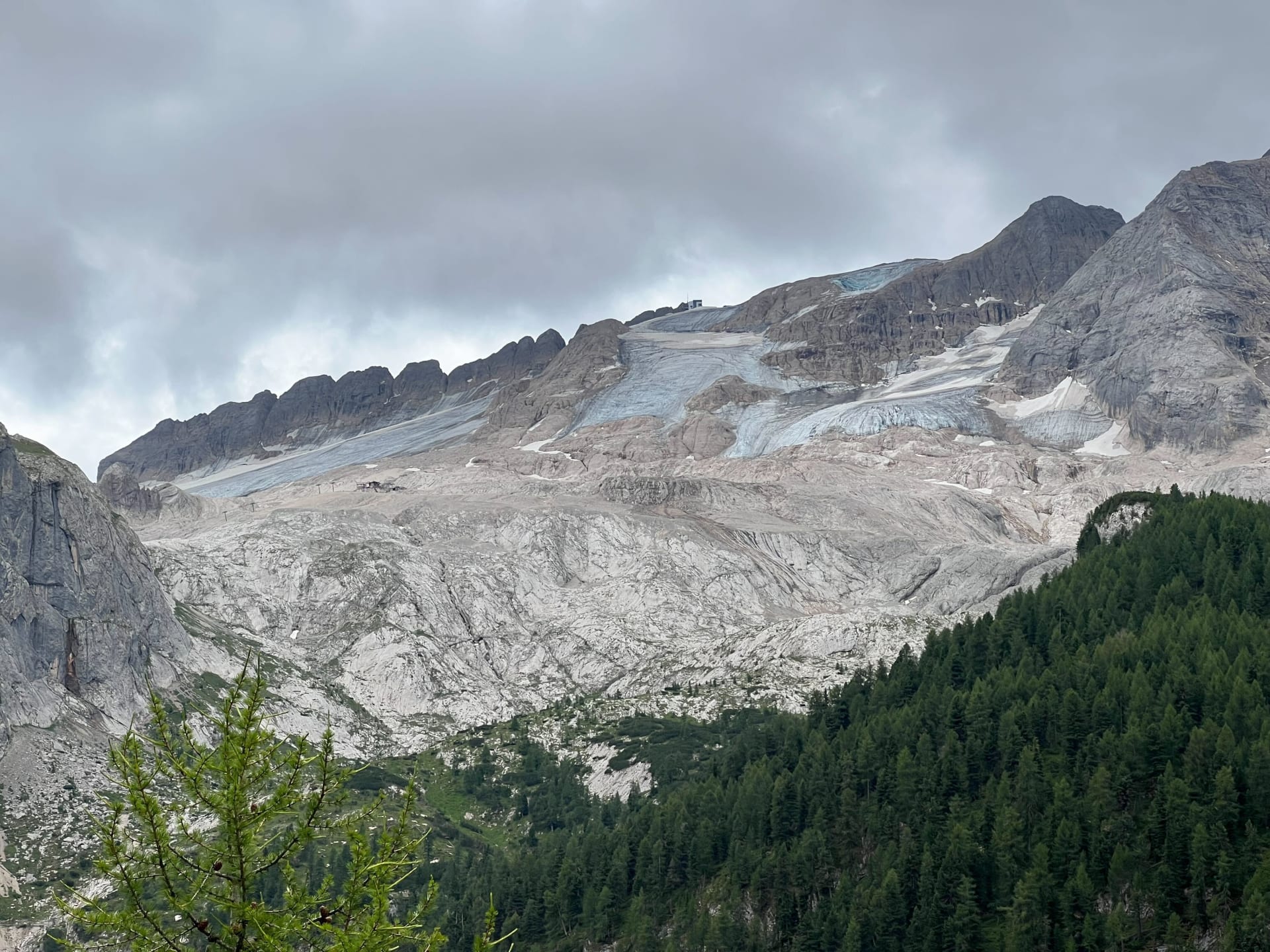 Podle horské služby se rozsáhlý kus ledu s kamením utrhl poblíž Punta Rocca, podél výstupové trasy na Marmoladu.