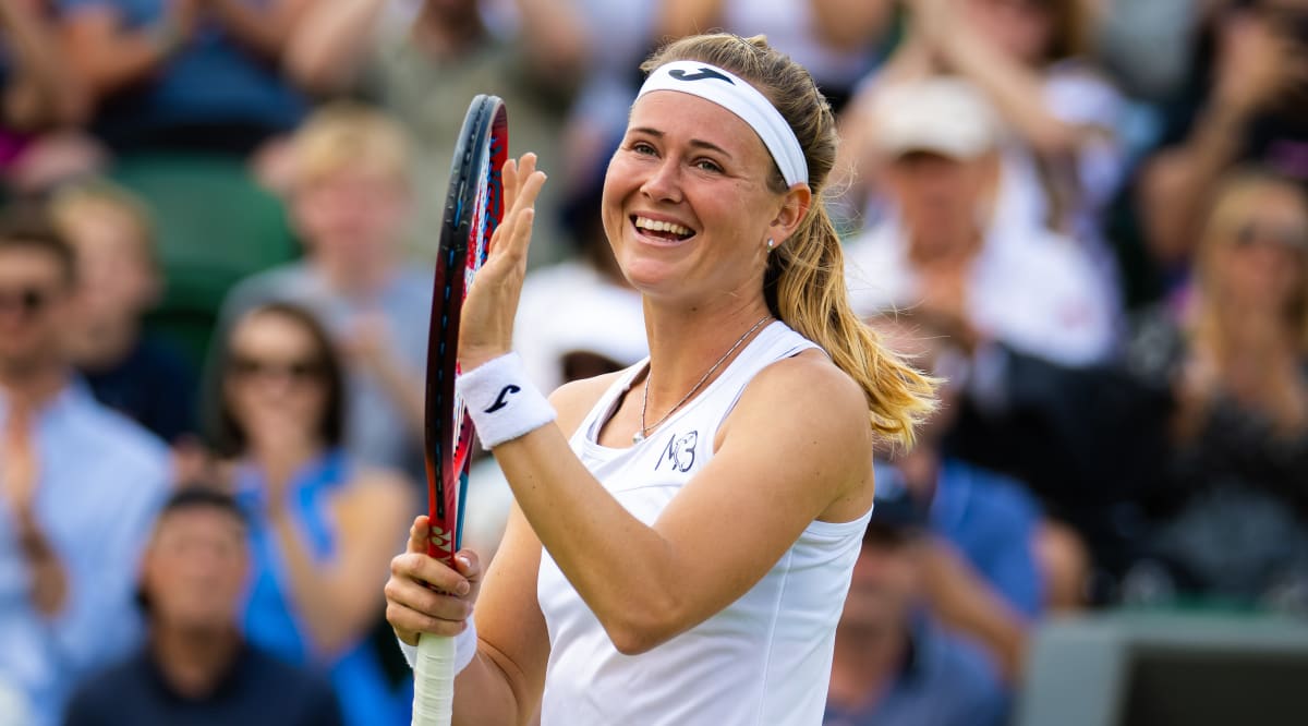 Šťastná Marie Bouzková po životním postupu do čtvrtfinále do Wimbledonu