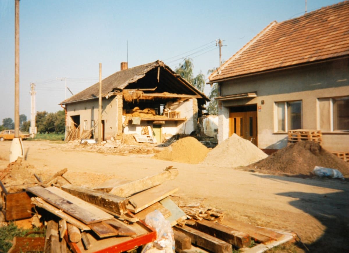 Poničená obec Bochoř na Přerovsku v roce 1997