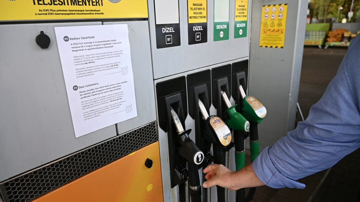 Maďarská vláda s ohledem na rostoucí inflaci prodloužila zastropování cen paliva a některých základních potravin do 1. října.