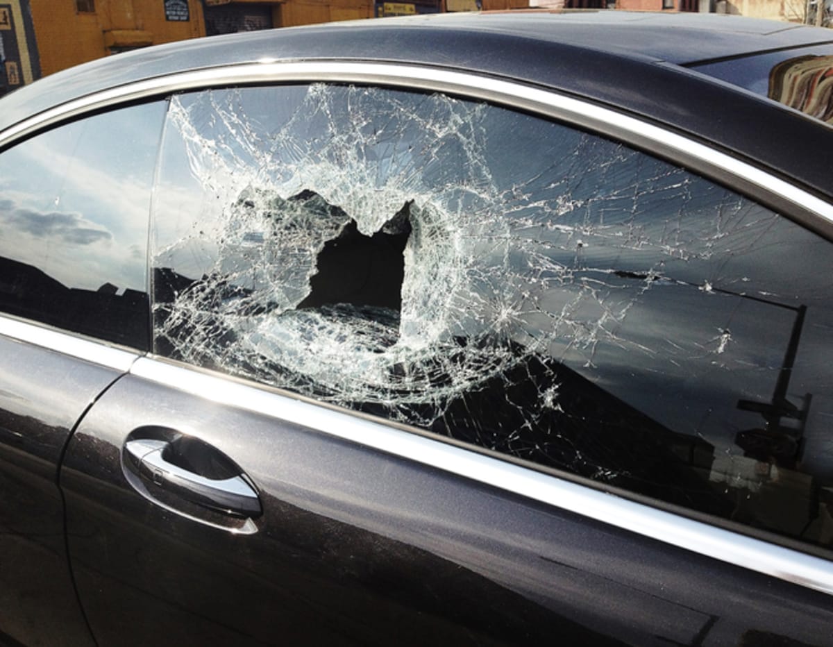 Rozbité okno u auta si většina lidí automaticky asociuje s vloupáním, někdy je ale potřeba se do auta rychle vlomit i z jiných důvodů.
