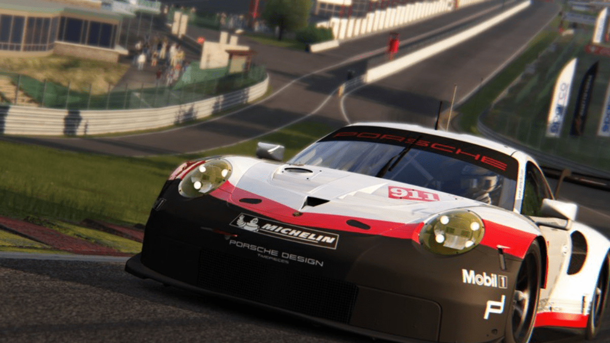 Soutěžní tratí se stala legendární italská Monza, závodním vozem pak Porsche 911.