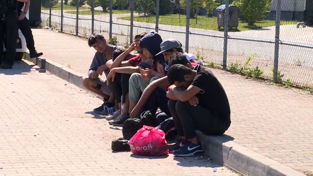Sedm migrantů zadrželi středočeští policisté v neděli 3. července odpoledne.