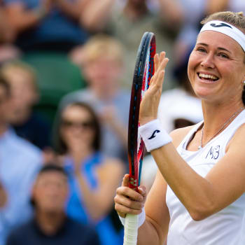Šťastná Marie Bouzková po životním postupu do čtvrtfinále do Wimbledonu.