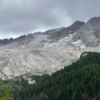 Podle horské služby se rozsáhlý kus ledu s kamením utrhl poblíž Punta Rocca, podél výstupové trasy na Marmoladu.