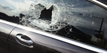 Víte, jak správně rozbít okno u auta? Někdy se to může hodit nejen zlodějům