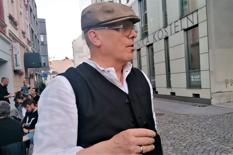 Jón Gnarr, exprimátor islandského Reykjavíku, během návštěvy ČR. V rozhovoru pro CNN Prima NEWS též vyprávěl o vlivu proruských dezinformací na islandskou společnost.