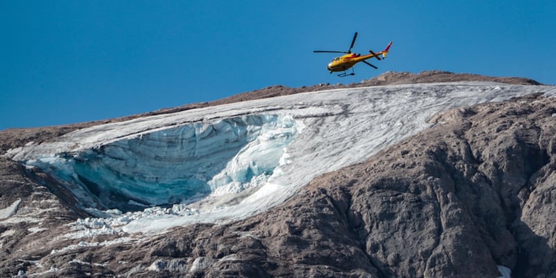 V blízkosti vrcholu hory Marmolada v italských Alpách se 3. července uvolnil obrovský kus ledovce.