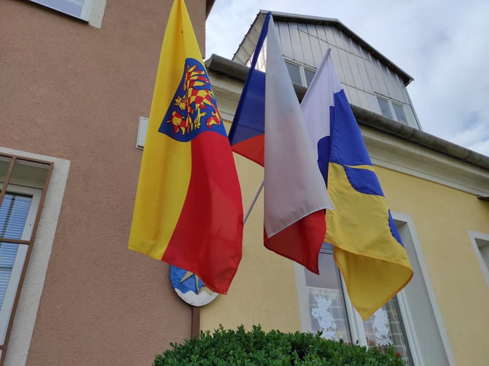 Údajná moravská vlajka, jak ji na Facebooku prezentuje Moravská národní obec. Ta každoročně organizuje a dokumentuje akci vyvěšování moravských vlajek, která se koná 5. července.