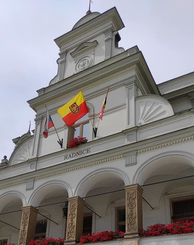 Údajná moravská vlajka, jak ji na Facebooku prezentuje Moravská národní obec. Ta každoročně organizuje a dokumentuje akci vyvěšování moravských vlajek, která se koná 5. července.