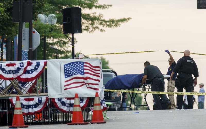 Při pondělní střelbě v Highland Parku zahynulo sedm lidí a dalších zhruba 30 utrpělo zranění.