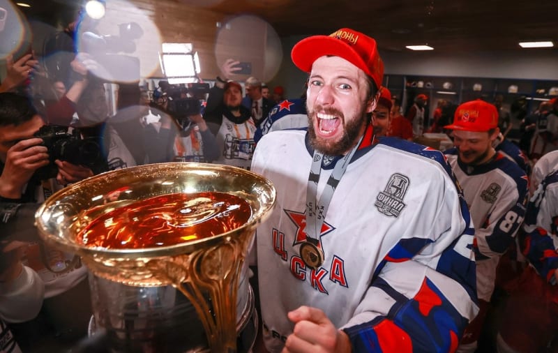 Ivan Fedotov s Gagarinovým pohárem. Po úspěšné sezoně v Rusku se rozhodl zkusit NHL, za což velmi pravděpodobně nyní pyká.