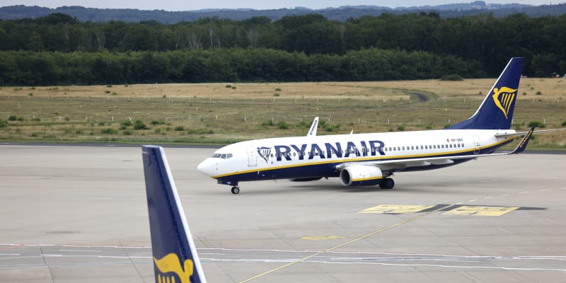 Kvůli stávce palubního personálu aerolinek Ryanair a easyJet ve Španělsku byly zrušeny nebo zpožděny desítky spojů.