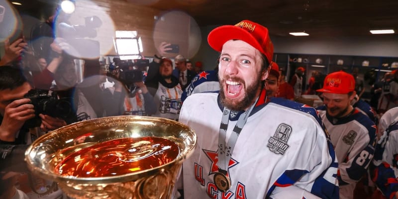 Ivan Fedotov s Gagarinovým pohárem. Po úspěšné sezoně v Rusku se rozhodl zkusit NHL, za což velmi pravděpodobně nyní pyká.