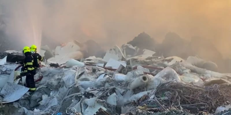 V Kralupech nad Vltavou hoří plastový odpad.