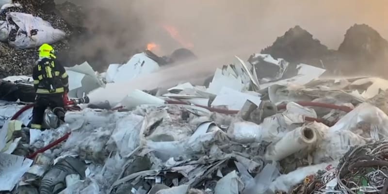 V Kralupech nad Vltavou hoří plastový odpad.