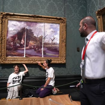 Dvojice se přilepila k obrazu v londýnské Národní galerii