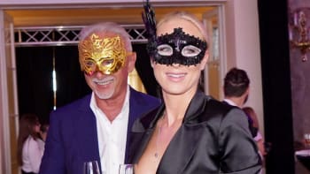 Dcera Blaženy ze Slunce seno vzala na luxusní večírek miliardáře se zlatou maskou