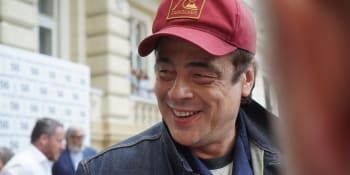 Hvězdný Benicio del Toro dorazil do Varů, rozdával úsměvy i podpisy. Do kdy se zdrží?
