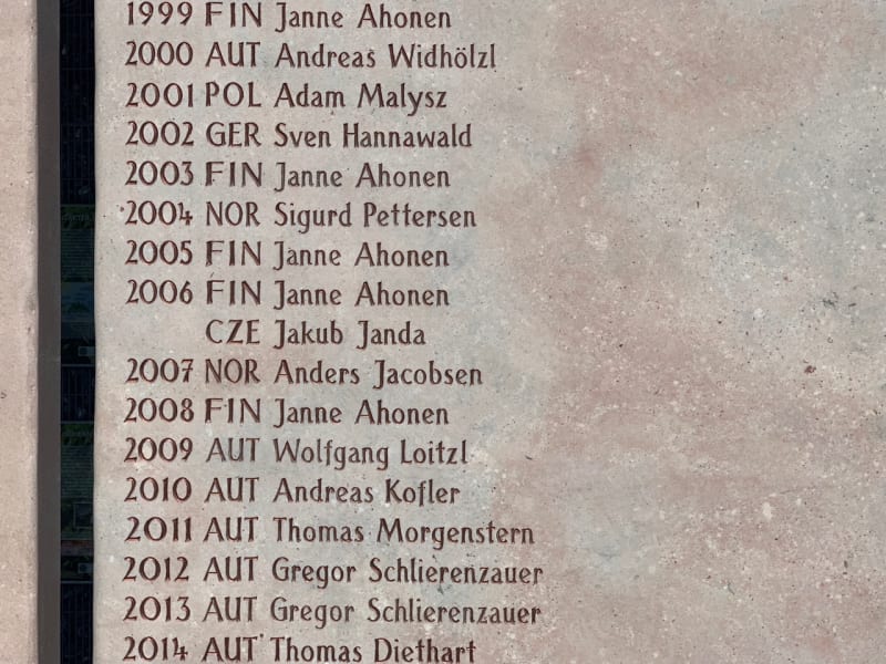 Skokanský můstek Paula Ausserleitnera v Bischofshofenu. Vítěze Turné čtyř můstků připomíná pamětní deska.