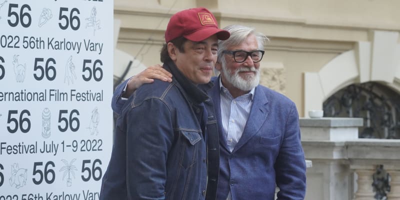 Americký herec Benicio Del Toro a Jiří Bartoška na Mezinárodním filmovém festivalu Karlovy Vary 2022
