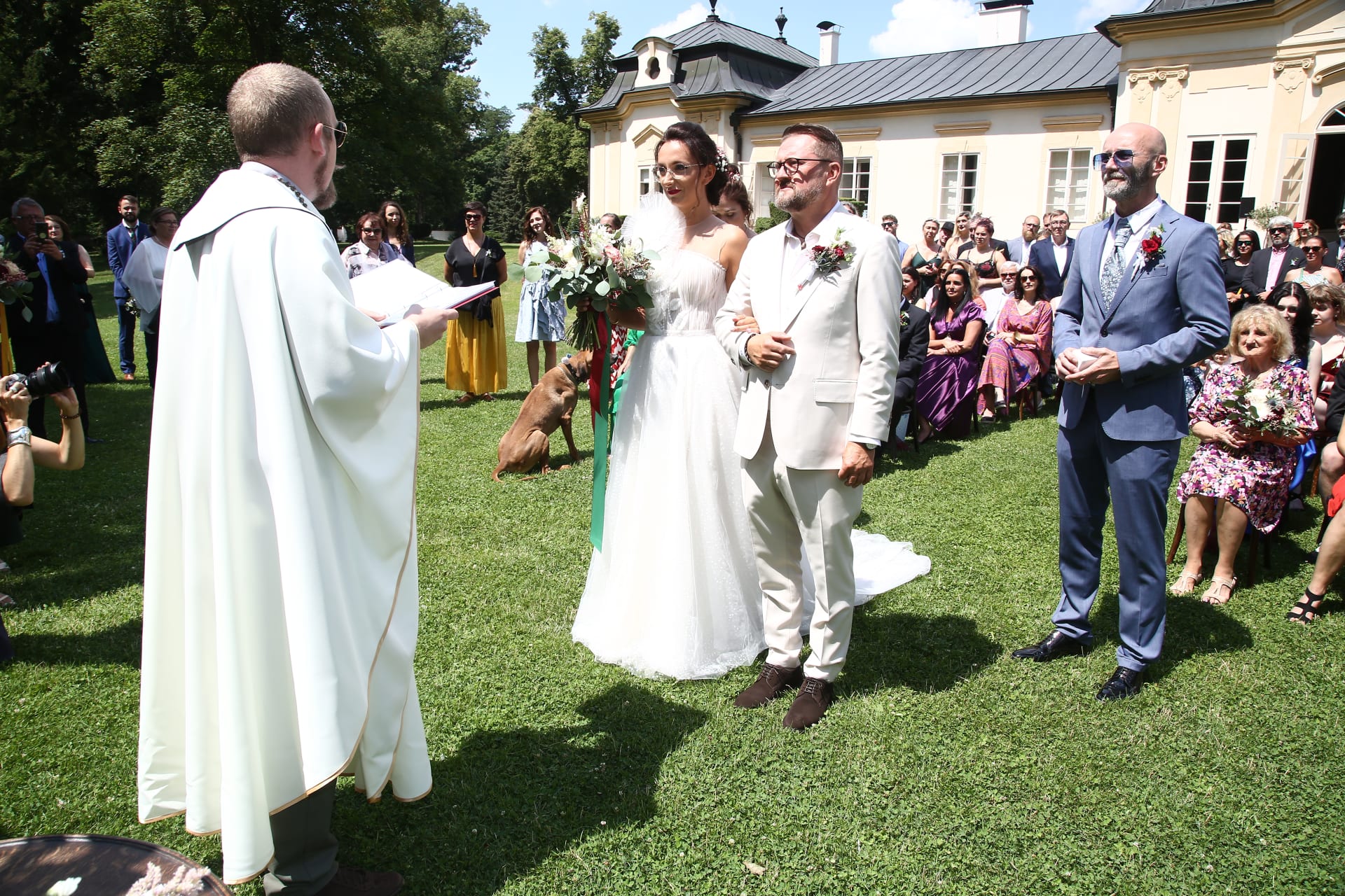 Svatba probíhala v církevním duchu. 