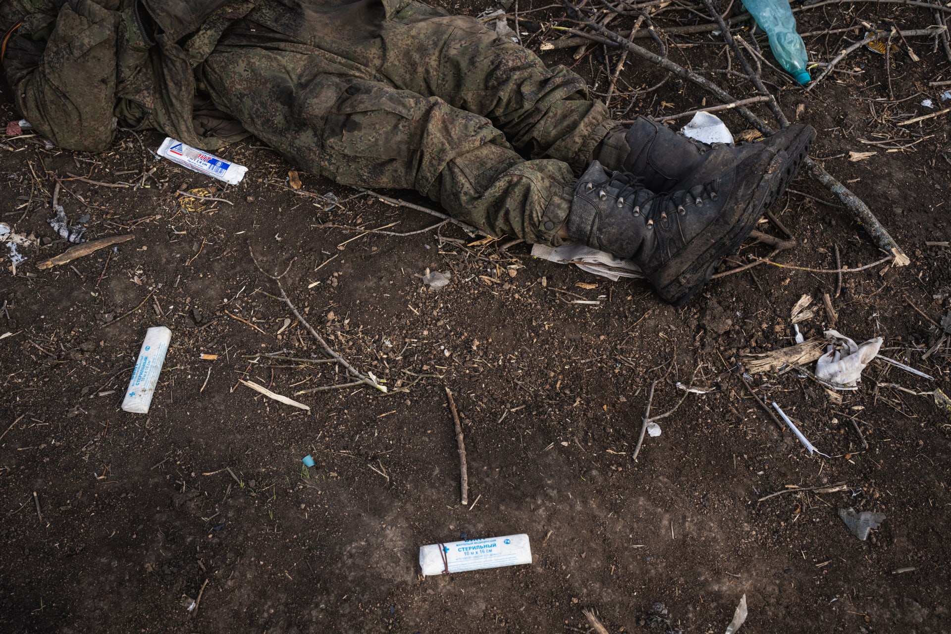 Tělo mrtvého ruského vojáka po bitvě u obce Malaja Rohan u Charkova