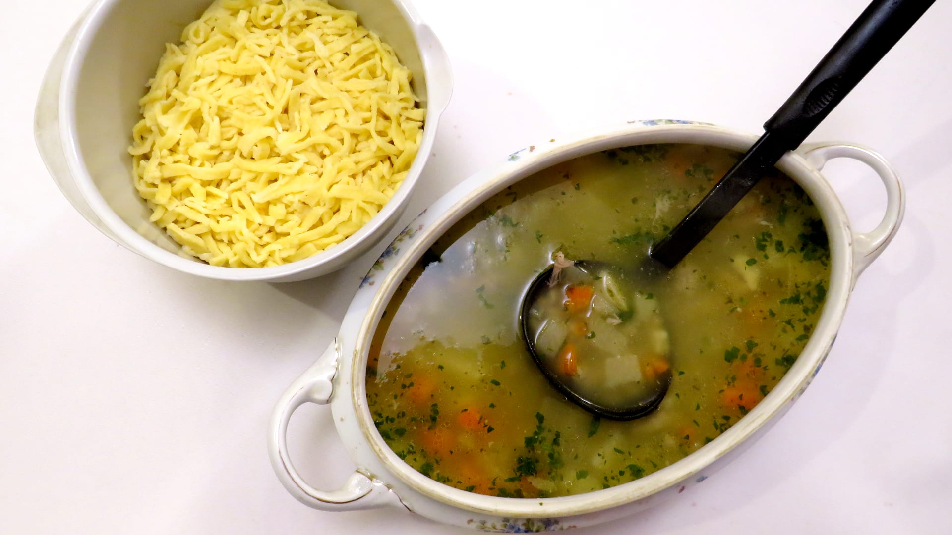 Vývarová polévka, domácí nudle a játrová rýže