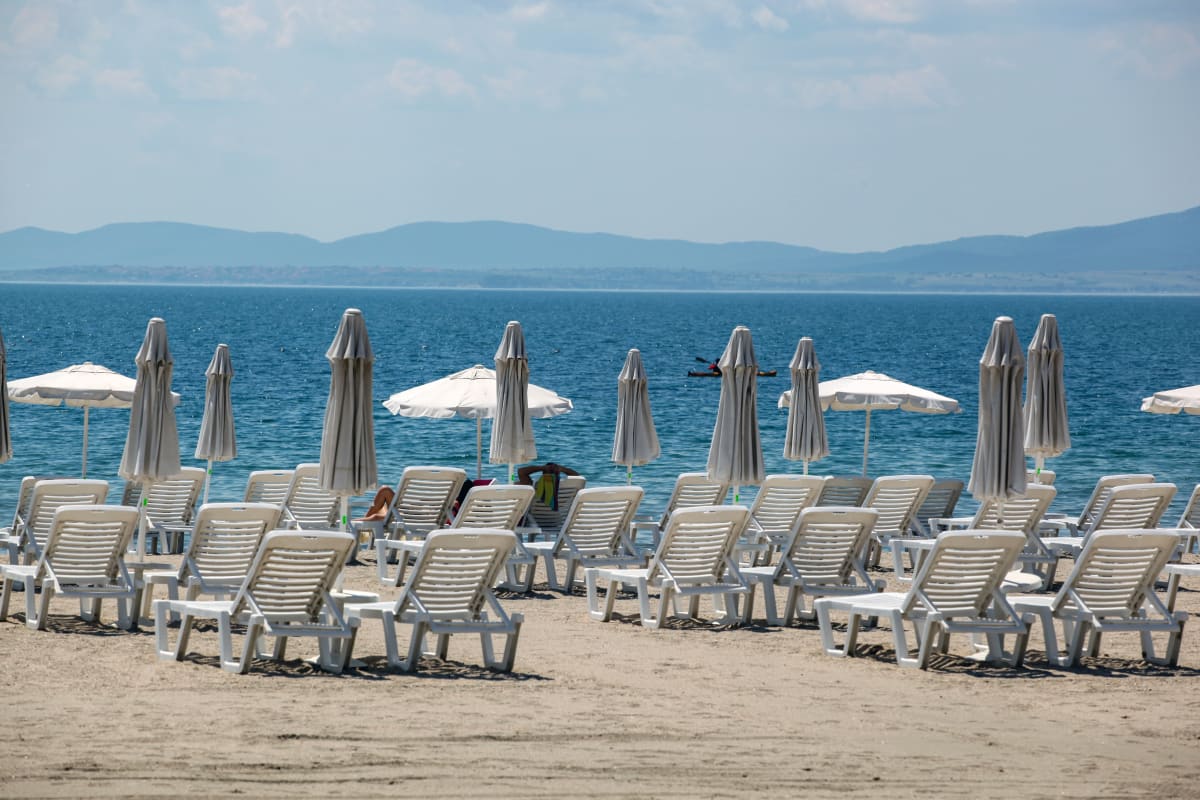 Lehátka využívalo minimum návštěvníků, na takzvané free zone pláži leželo více turistů na dekách. 
