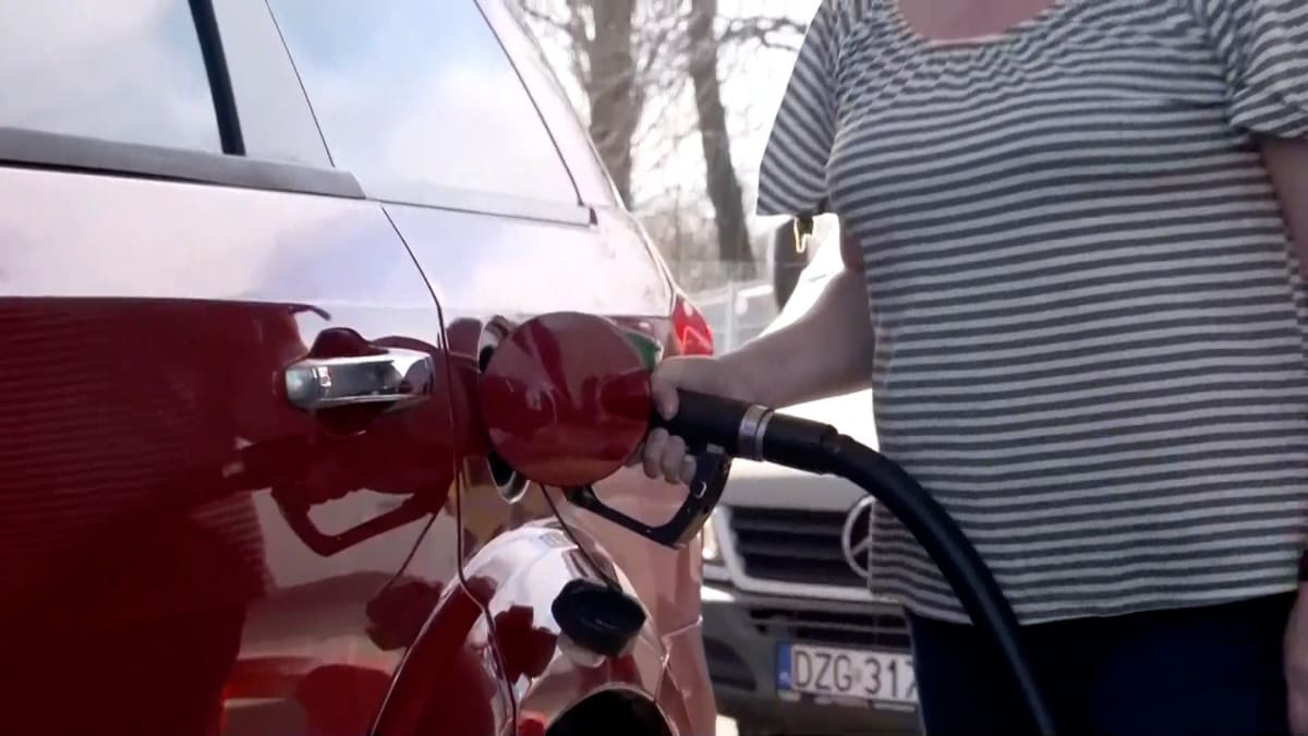 Ceny paliv klesly jen o haléře. Kdy se Češi dočkají výraznějšího zlevnění?