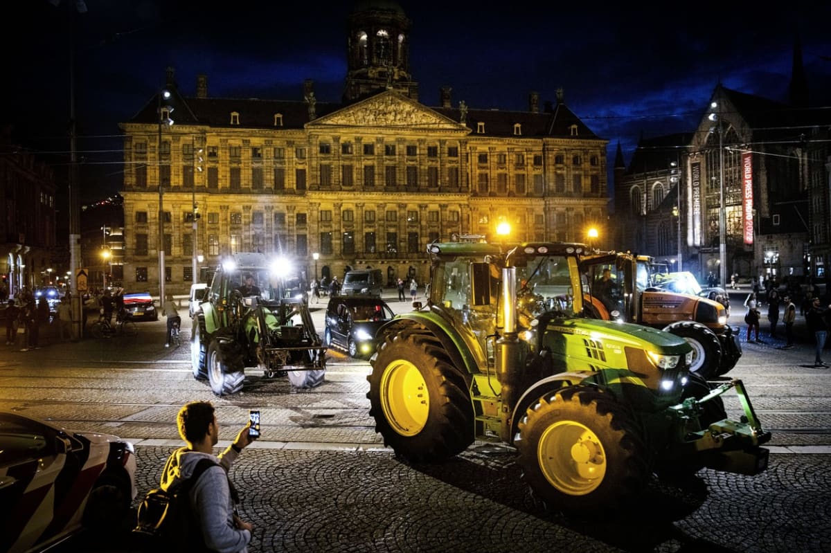 Farmáři v Nizozemsku protestují proti vládní snaze snižovat emise z dobytka (6. 7. 2022).