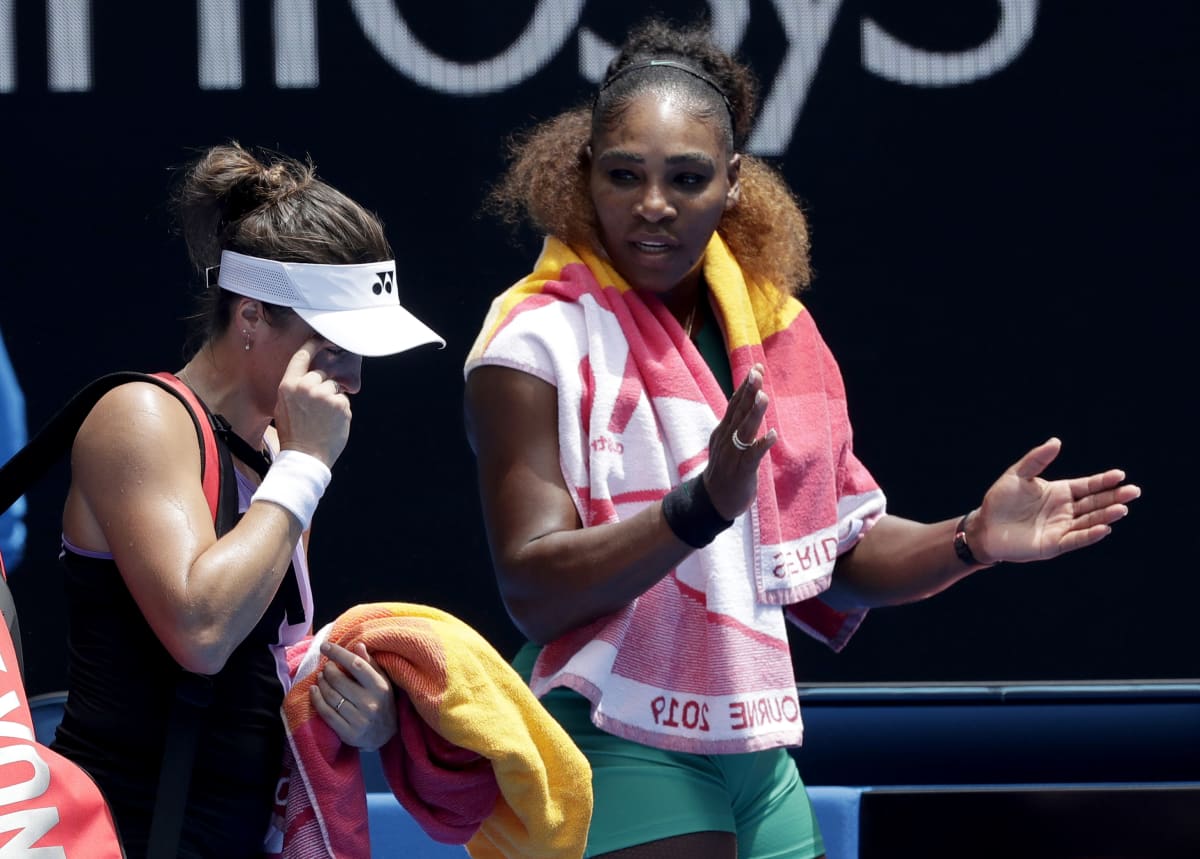 Sousedky z amerického Palm Beach. Německá tenistka Tatjana Mariaová (vlevo) rozmlouvá se Serenou Williamsovou po vzájemném utkání prvního kola Australian Open v Melbourne v lednu 2019. 