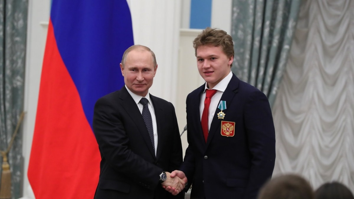 Karill Kaprizov přijímá gratulaci od ruského prezidenta Vladimira Putina po triumfu na ZOH 2018. 