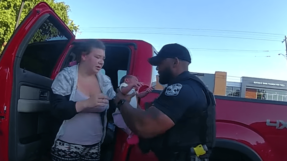 Policista z amerického Kentucky zachránil život týdenní holčičce